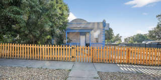 Charming half duplex in Sloane's Lake Gallery 1