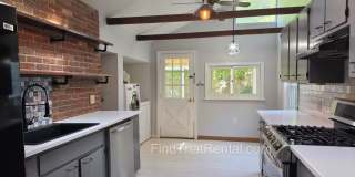 Cat-Friendly Spacious and Bright Downtown Carlisle Historic Home for Rent Gallery 1