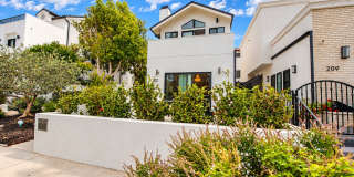 Turnkey Coastal Luxury in Downtown HB Home Turnkey Coastal Luxury in Downtown HB Home Gallery 1