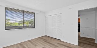 201 W LAUREL STREET Gallery 18