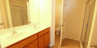 Beautiful and Bright 3 bedroom 2.5 bath Townhouse in Brightleaf with a Garage!! Gallery 17