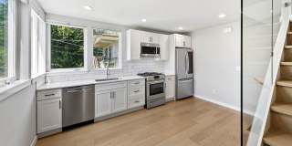 Stylish 2BR Townhome with Rooftop Deck & A/C Near Light Rail Gallery 9