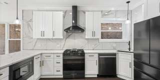 3934 N Sawyer Avenue Gallery 8