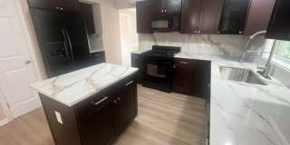 Spacious and Spectacular! 4 Bedroom home on gorgeous lot. Gallery 4
