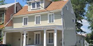 Spacious 1790s Gem in downtown Carlisle: Pet-Friendly, Fenced Yard, Laundry, Screened Porch, Nearby Weekly Farmer's Market Gallery 1