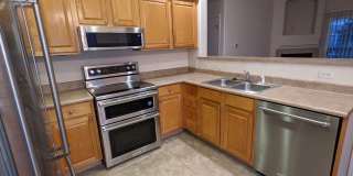 AWESOME 2-BEDROOM CONDO INCL. GARAGE, SWIMMING POOL, WASHER & DRYER! Gallery 11