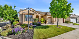 BEAUTIFULLY MAINTAINED SINGLE STORY ON LARGE CORNER LOT IN SUMMERSET 2! Gallery 1