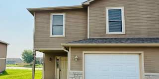 Live Comfortably on the East Side – Spacious 4 Bed / 2.5 Bath Duplex with Backyard & Garage Gallery 1