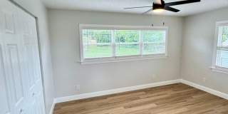 Downtown Clermont - Beautifully Renovated 2-Bed/1-Bath Upstairs Unit with Stunning Lake Minneola Views- Gallery 42