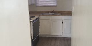 913 Willow St - 2BR/1BA apartment with yard, near Midtown - Hidden Gem! Available May 18th. Gallery 9