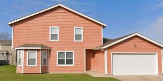 Great 3 Bed 1.5 Bath 2 Car Garage Split (2 floors) Duplex Gallery 1