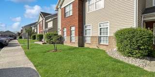 Grand Lakeside Escape: Spacious 3-Bedroom Retreat in Lakeshore Community Gallery 63