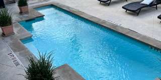 Gorgeous Condo minutes from The Pearl Gallery 25