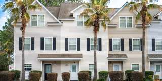 Spacious 3BR Townhome in North Charleston Gallery 1
