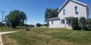 Cozy 2 Bedroom 1 bath Upstairs with Garage Gallery 1