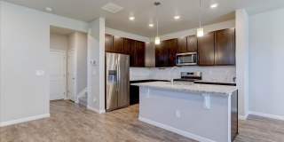 Like New 3bed/3bath/2car End-Unit Townhome Gallery 1