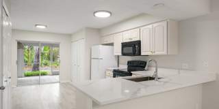 2 beds + den 2 bath condo, just 2.5 miles from the beach! Gallery 1