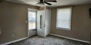 Cute two bedroom house in quiet neighborhood Gallery 1