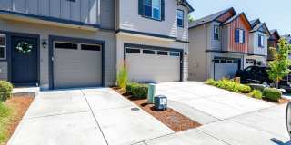 End-Unit Townhome - Modern Finishes, Air Conditioning, Garage! End-Unit Townhome - Modern Finishes, Air Conditioning, Garage! Gallery 1