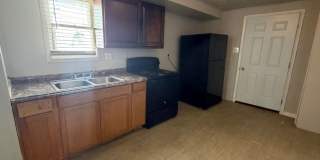 2 Bedrooms House w/ Large Yard! Gallery 5