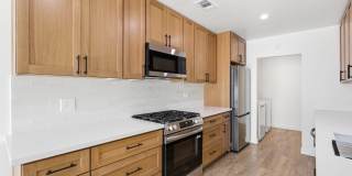 Beautiful modern 3 Bed + 3 Bath House + Pool + Garage Gallery 4