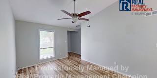 Adorable 2 BD/1 BA Duplex with Covered Back Patio Gallery 4