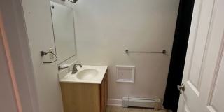 Beautiful Townhouse in NEW NORTH END Burlington 3BD/4BA Gallery 17