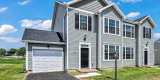 3 Bedroom Duplex w/ 1 Car Garage Gallery 1