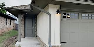 2 Bedrooms 2 Bathroom 2 Car Garage Duplex Close to Broadway Extension, a short distance from Edmond and easy access to downtown OKC Gallery 1