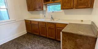 Spacious Home Near U-M | Large Bedrooms, Porches & In-Unit Laundry Spacious Home Near U-M | Large Bedrooms, Porches & In-Unit Laundry Gallery 14