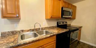 ***AVAILABLE AUGUST 2026*** 5 Bed 2 Bath House Downtown Gallery 6