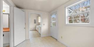 Cozy 2 Bedroom Downtown Home Available! Gallery 17