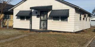 Cozy Three Bedroom/One Bath Home w/Fenced Back Yard Gallery 1