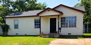 Charming 3-Bedroom Del City Home with a Spacious Backyard Gallery 1