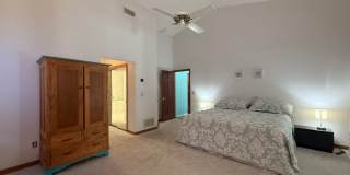 Beautiful 3 bedroom 2.5 bathroom pool home Gallery 25