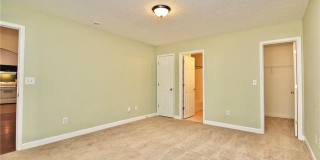 Room in 3 Bedroom Home at Tom Hunter Dr Gallery 14