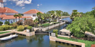 Stunning Lagoon Residence! Gallery 58