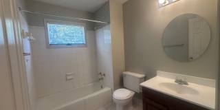 Unique Lyndon area 4 bedroom home with multiple common areas Gallery 46