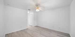 Spacious 3 bedroom 2 bathroom home in Lehigh Acres - New flooring! Gallery 19