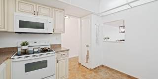 1050 Hillsboro Mile Gallery 16