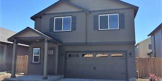 Beautiful 3 Bed/2.5 Bath Home in SE Bend - Azalia Ave Gallery 1
