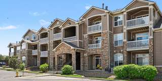 Charming Englewood Condo | 2 Bedrooms, Covered Parking & Community Pool Gallery 1