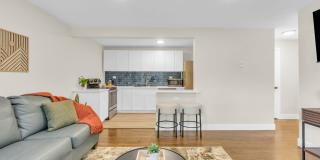 Fully Furnished Sunnyside Townhome | All-Inclusive | Flexible Stays Gallery 15