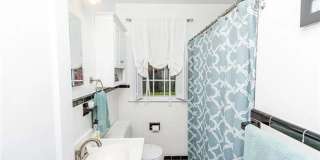 3 BR / 2 BA Sunny renovated Cape Cod within walking distance to Bryan Park Gallery 13