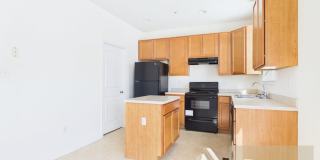 Modern 3 Bedroom Townhome with Garage & Outdoor Amenities! Gallery 1