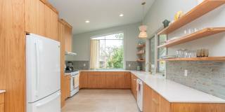 CHARMING, MODERN, CUSTOM HOME IN MID-CITY FOR RENT Gallery 7