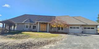 Beautiful Home on large lot Gallery 1