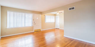 Lovely Large 3 Bedroom 1 1/2  Bath Ranch Style Home Gallery 5