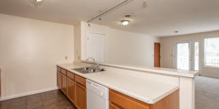 Walk to UC & UC Medical | 1BR/2BR Apartments Gallery 21