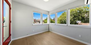 Stylish 2BR Townhome with Rooftop Deck & A/C Near Light Rail Gallery 11